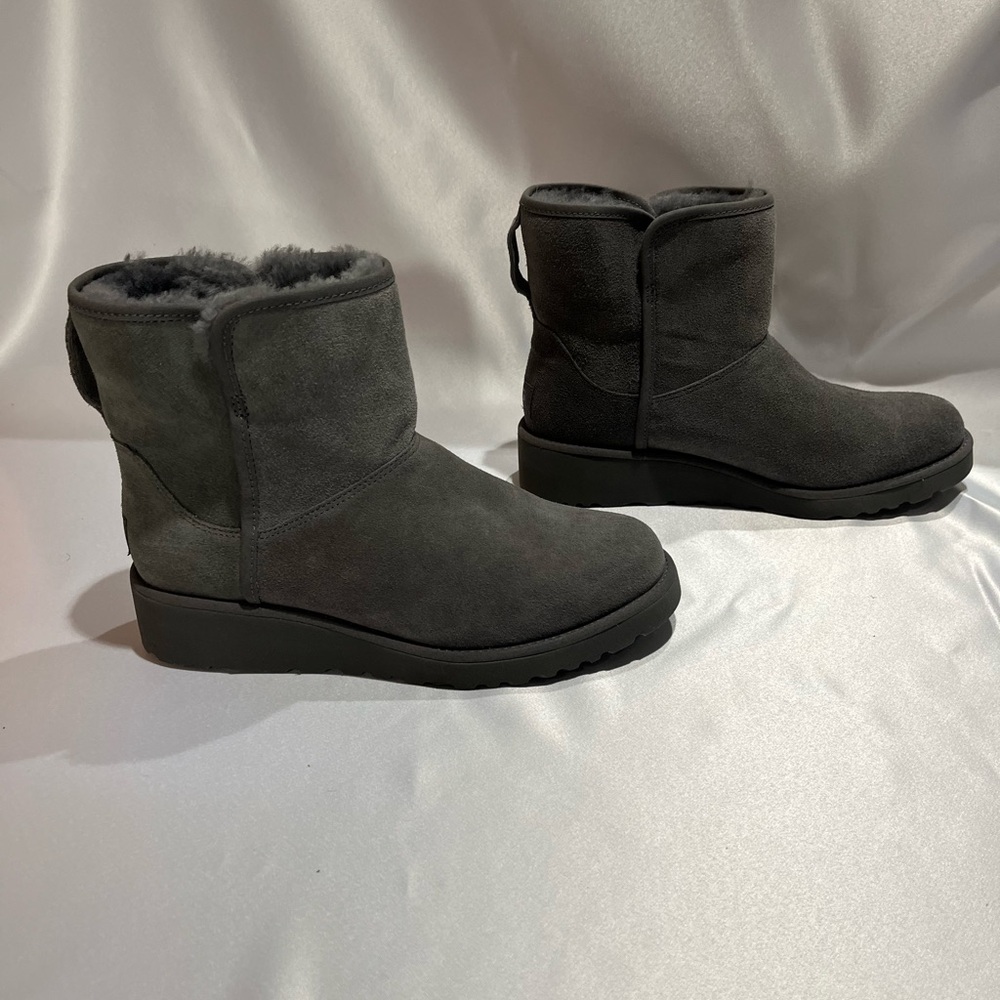UGG Never worn. Classic Mini II Boot.Sz. 7